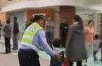 家長尊稱交警"抱抱哥"