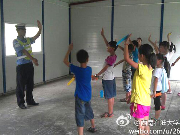 7��24�գ�����ʯ�ʹ�W(xu��)У��ӛ�߈F(tu��n)���Ű�֧��־Ը꠽o���ӂ�������һ�ò�һ�ӵ��I(y��)�w��n�����а������t(y��)�����ώ����������ƌW(xu��)�ң���ώ���N�I(y��)��꠆T��ϣ�������ӂ��ڸ����I(y��)�ώ�ָ��(d��o)�����܌�δ����������Mϣ�����D�顰���������ڽ̌�(d��o)���ӂ���ָͨ�]�Ļ��A(ch��)�ք���