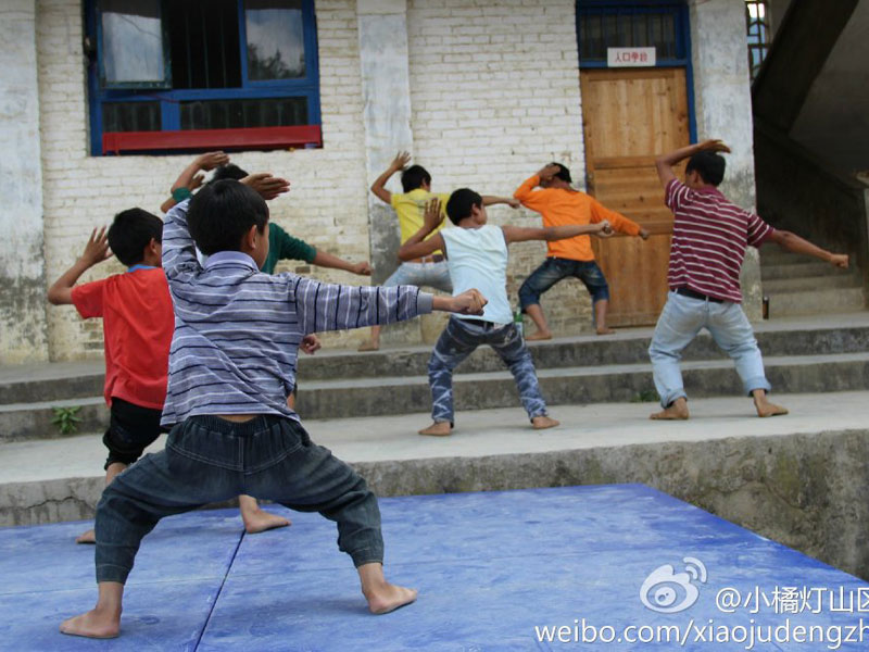 7��31������С�ٟ���ɽ�^(q��)���W(xu��)����֧���(du��)��ǭ����ؑ�S�h�����l(xi��ng)����С�W(xu��)����20���֧�̻��(d��ng)�����Y(ji��)���������������ҵ�Ͷ�뵽����ˇ�R�ݵĜ�(zh��n)���A�����D�麢�ӂ�?c��)ڞ�R���u�����ž���