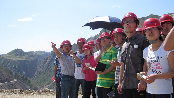 7��9����ʯ���Ӵ�W(xu��)��������顱�F(tu��n)�(du��)�ڶ���ǰ����˹����ˮ���м~��������(sh��)���{(di��o)�п�˹����ˮ���м~���̵ĵ��|(zh��)��r���D���(du��)�T��?c��)��J(r��n)�� ȡ�����ώ����v�⡣