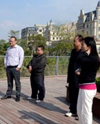 網(wǎng)友參觀晉陽(yáng)湖　　晉陽(yáng)湖項(xiàng)目原投資計(jì)劃為2.2億元，區(qū)域內(nèi)五座橋?yàn)榫坝^橋。為完善其功能，強(qiáng)化景觀提升效果，對(duì)部分項(xiàng)目進(jìn)行了優(yōu)化、提升，包括將區(qū)域內(nèi)五座景觀橋改為市政橋并新增兩座市政橋。