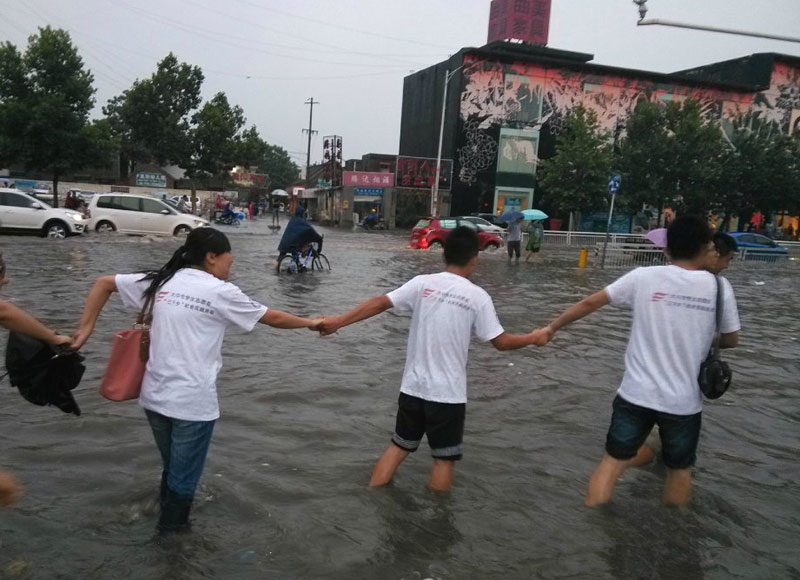 ���_��W(xu��)���A�Ǉ�ɫ���{(di��o)���(du��)�����ʝ��{(di��o)�У�ż��һ���������(du��)�T�������eˮ�����ַ���ǰ����