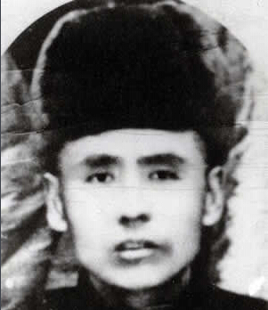 ���F÷��1893��1934�����������|����Ϫ��1931��10����Ѯ�����F÷�������|�������l(w��i)܊�����ڵ��|���P����ᶎr���f��һ�����(d��ng)��1932��3�£��|���񱊿��վȇ�(gu��)��(hu��)ί�����F÷��|�����x��܊��28·܊˾����1934��5��30���������F÷����͢�o���I(l��ng)�Ăα��°����(du��)���@��1934��9��28��ҹ�����F÷����܊�ٰ�񽵟o(w��)Ч�±�������1935�깲�a(ch��n)�h�l(f��)���ġ���һ���ԡ��У��Q���ǡ���ȇ�(gu��)�����|������Ӣ�ۡ���1988�걻׷�J(r��n)�������ʿ��2014��9��1���������������������ĵ�һ��300����������Ӣ�Һ�Ӣ��Ⱥ�w��䛡�