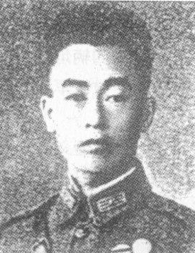 ����t��1905��9�������F��ʡ�󲨿h����1926�꣬�����S��܊�ٌW(xu��)У��5�ڲ����ƌW(xu��)��(x��)��1937�꣬����t�����ʲ�������������������(zh��n)��ؓ(f��)؟(z��)���ؼζ�һ�������˔��˶���M(j��n)����������(hu��)��(zh��n)��������t�����ʲ��D(zhu��n)�Ƶ����(y��ng)֮����(zh��n)���_(k��i)ʼ�Γ����(d��ng)����܊�{(di��o)����(y��u)��(sh��)������������t�c������ʿ�����ڽ��u�I(l��ng)������t��������ʿ���c��܊����(zh��n)������ҹ�� 1939��2�£�����t�����ʲ�������𣨲����䣨������·������܊�������Ď��F(tu��n)����(zh��n)�������ұ���������������ѳ��(gu��)��