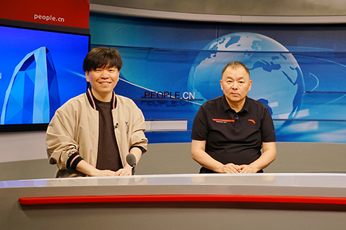 電影頻道節(jié)目中心副總編輯王平久（右）、音樂制作人常石磊（左）做客人民網(wǎng)。人民網(wǎng)記者 皇甫萬里 攝