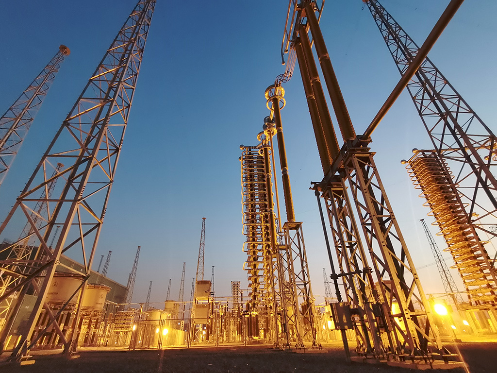 ±660kV巴基斯坦默蒂亞里-拉合爾（默拉）直流輸電項(xiàng)目拉合換流站夜景。（國家電網(wǎng)供圖）