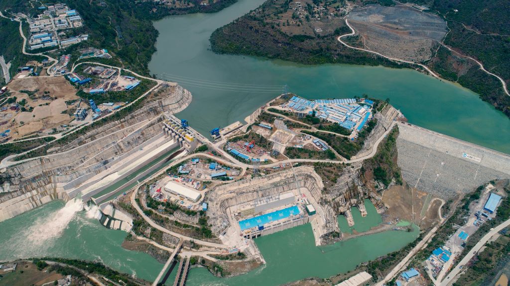 中巴經(jīng)濟(jì)走廊首個(gè)水電項(xiàng)目——巴基斯坦卡洛特水電站。（三峽集團(tuán)供圖）