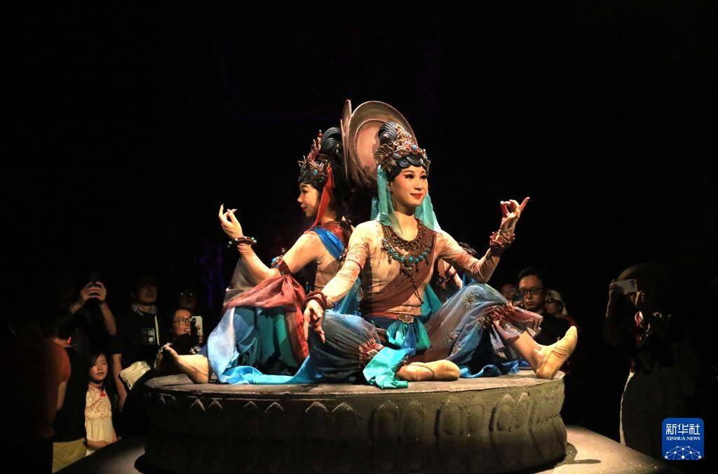 8月5日晚，游客在甘肅省敦煌市觀看大型洞窟式沉浸體驗劇《樂動敦煌》。 新華社發(fā)（張曉亮 攝）