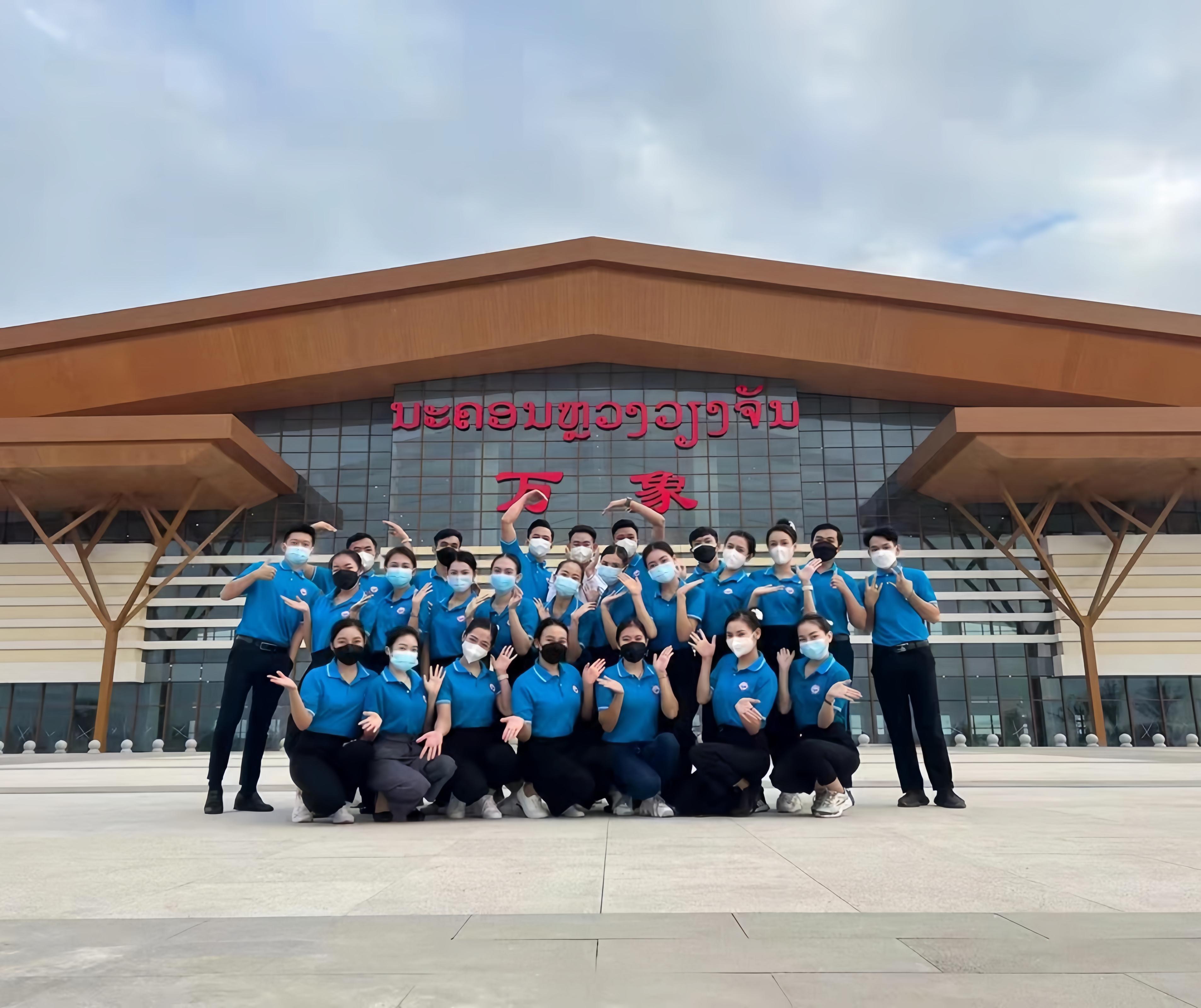 學(xué)生上崗前在老撾萬象高鐵站前合影(其中5人為貴陽職業(yè)技術(shù)學(xué)院培訓(xùn)班學(xué)生)。 貴陽職業(yè)技術(shù)學(xué)院供圖