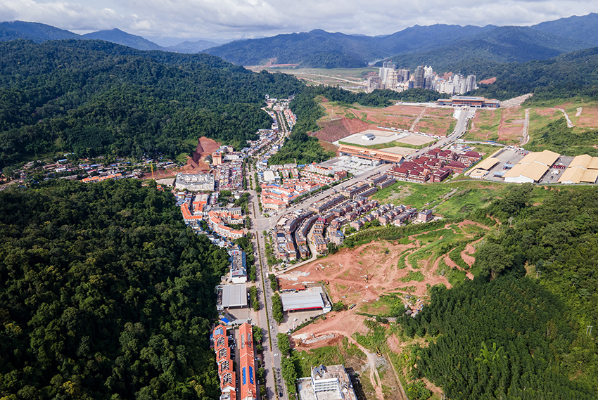 磨憨口岸俯瞰，右前方高層白色建筑群為老撾境內(nèi)。人民網(wǎng)記者 符皓攝