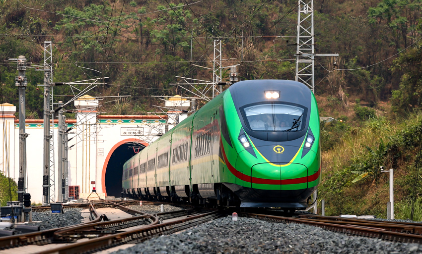 “復興號”動車組列車駛過友誼隧道。徐章位攝