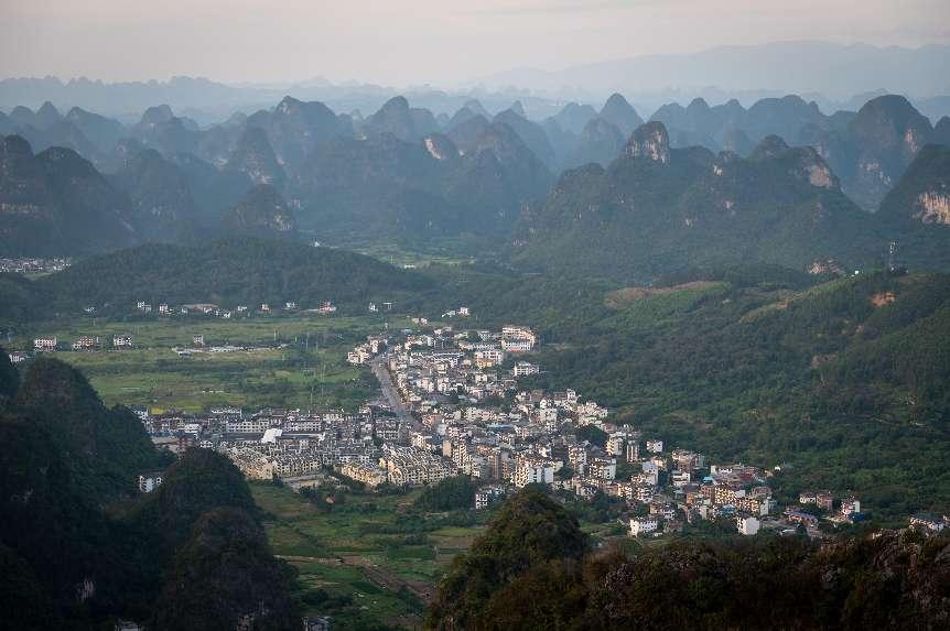 廣西層巒疊嶂，郁郁蔥蔥。 人民網 嚴立政攝