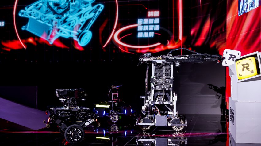 武漢工程大學(xué)大學(xué)生們帶來的機(jī)甲大師對(duì)抗比賽。主辦方供圖