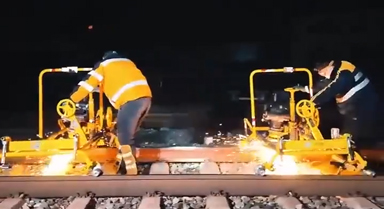 精益求精！給鐵軌磨皮的深夜火花秀